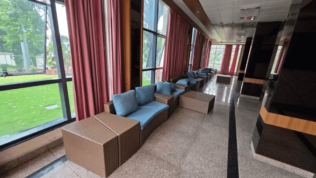 Royal Family Lounge Suite Real View
